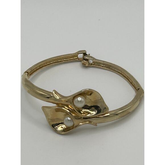 Vintage Avon SH Gold Tone with Faux Pearl Bracelet - Picture 8 of 11